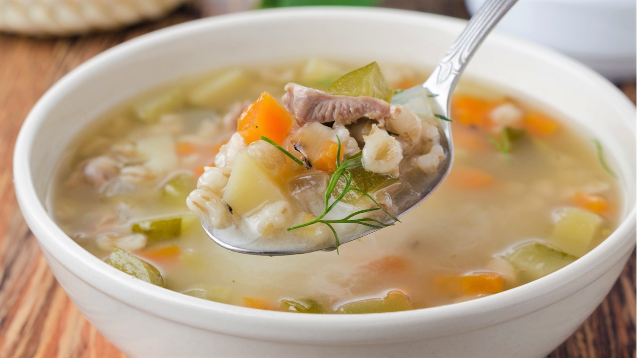 Рассольник с перловкой и солеными огурцами