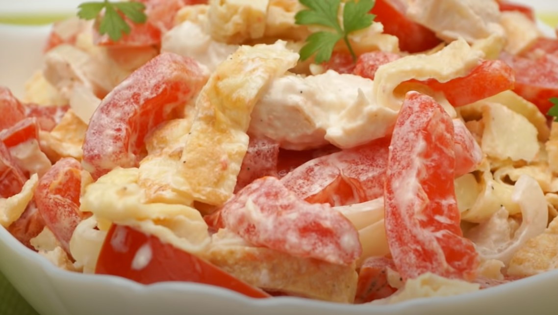 Салат с курицей и помидорами (4900) | Povkusu.com