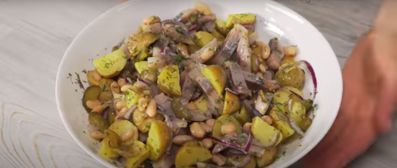 Сытный салат из картошки, селедочки и соленых огурчиков (9365) | Povkusu.com