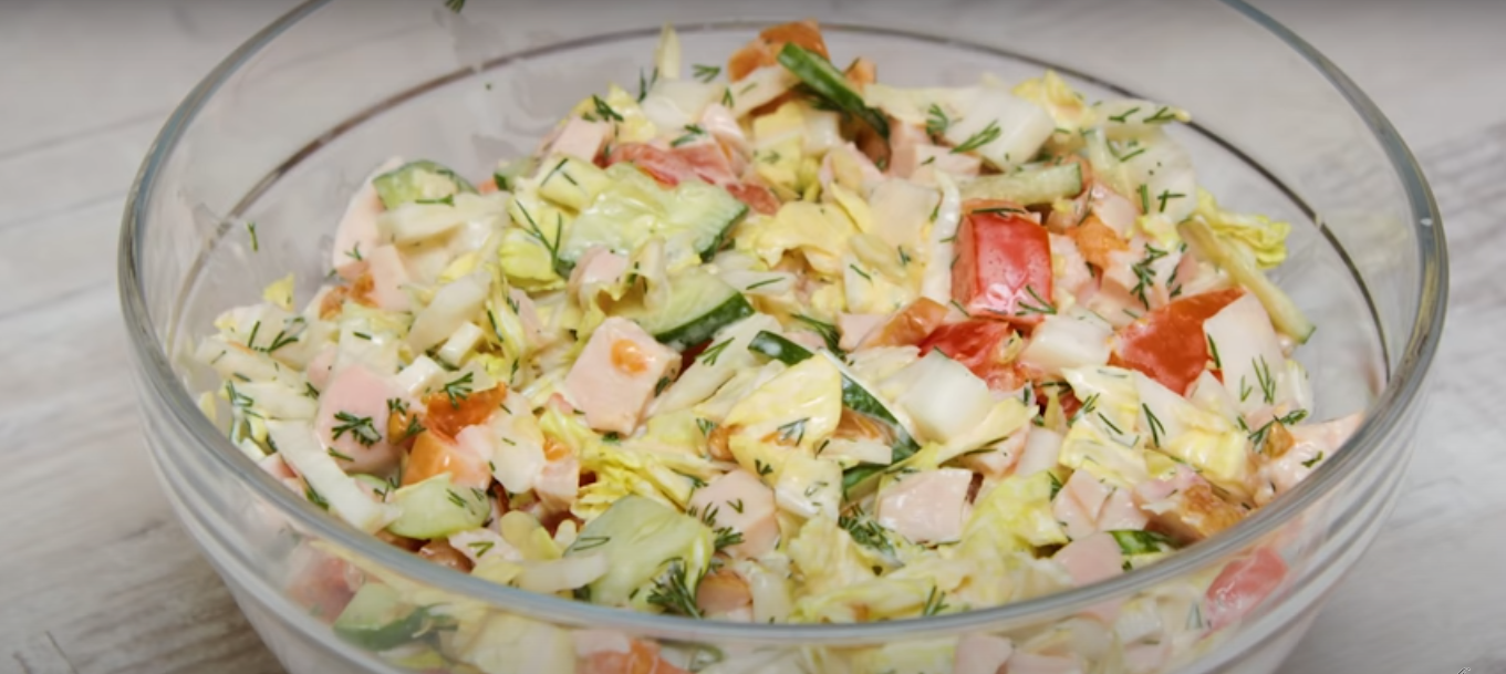 Супер-салат за 10 минут: идеальное сочетание овощей и копченой курицы (9778) | Povkusu.com