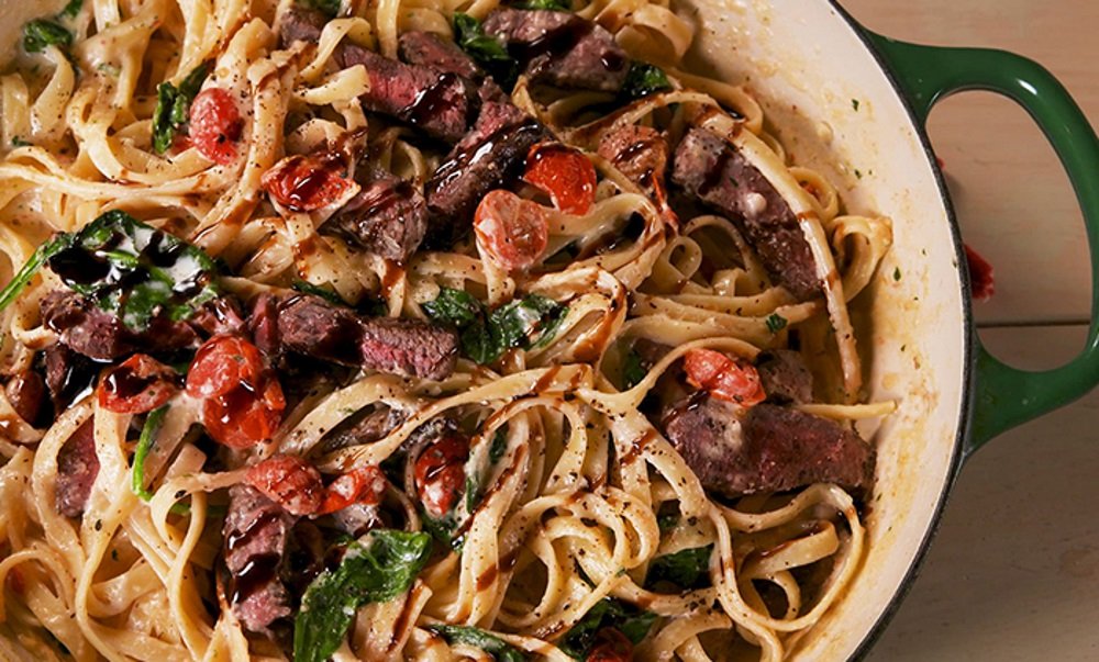 Fettuccine pasta with steak in creamy sauce (16844) | Povkusu.com